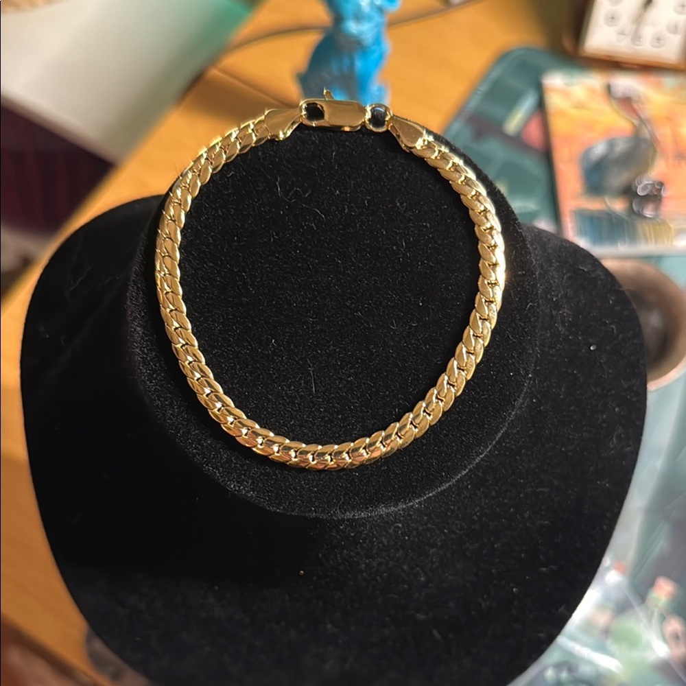 Elegant Gold Chain Bracelet